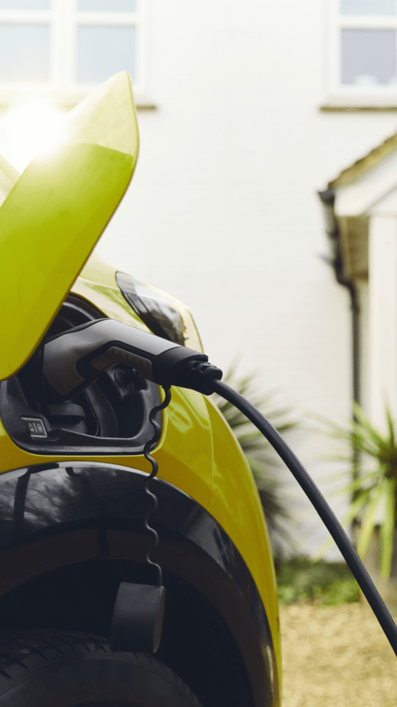 An eine 11kw 22kw Wallbox angeschlossenes E-Auto lädt